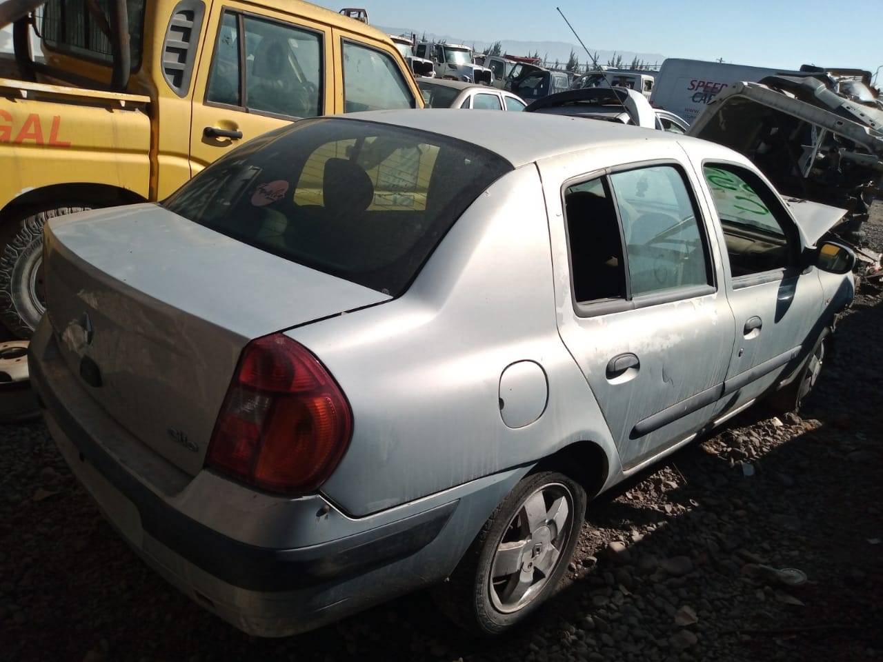  Renault CLIO 2004    EN DESARME